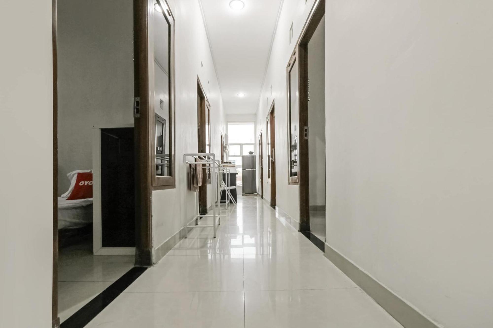 Super Oyo 3838 Tamansari Guest House Solo Buitenkant foto